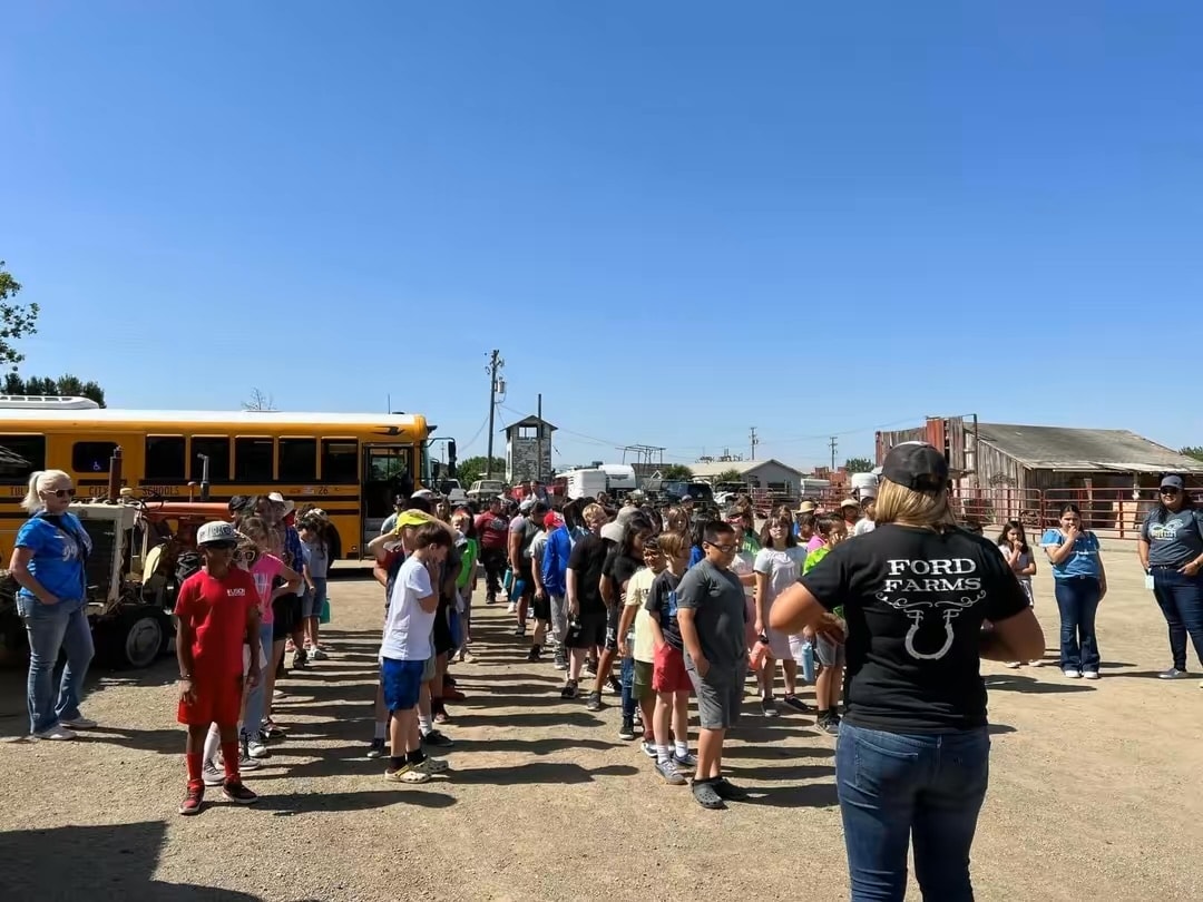 School group arriving at Ford Farms for a field trip